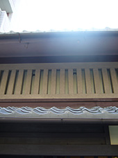 町屋の2階に設けられている虫籠のような窓「虫籠窓」