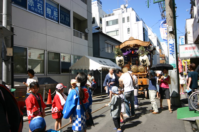 太鼓の音が気持ちよく響く山車