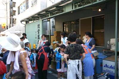 ご褒美のお菓子をたくさんもらい喜ぶ子供たち