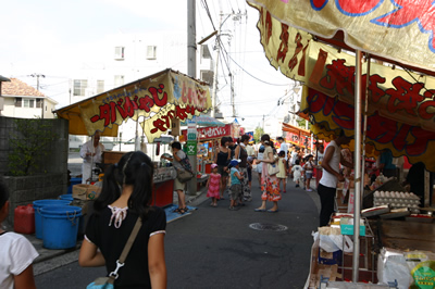 おいしそうな匂いも漂う露店